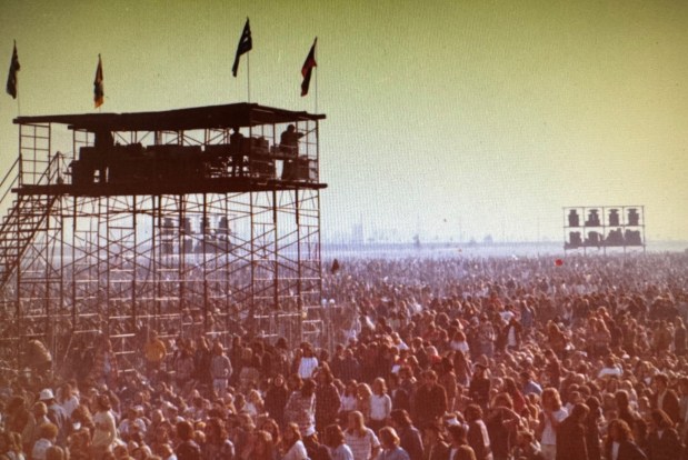 A tower for lighting and sound technicians rises from amid the masses of rock fans at California Jam, a one-day festival in Ontario on April 6, 1974. (Courtesy Allen Pamplin)